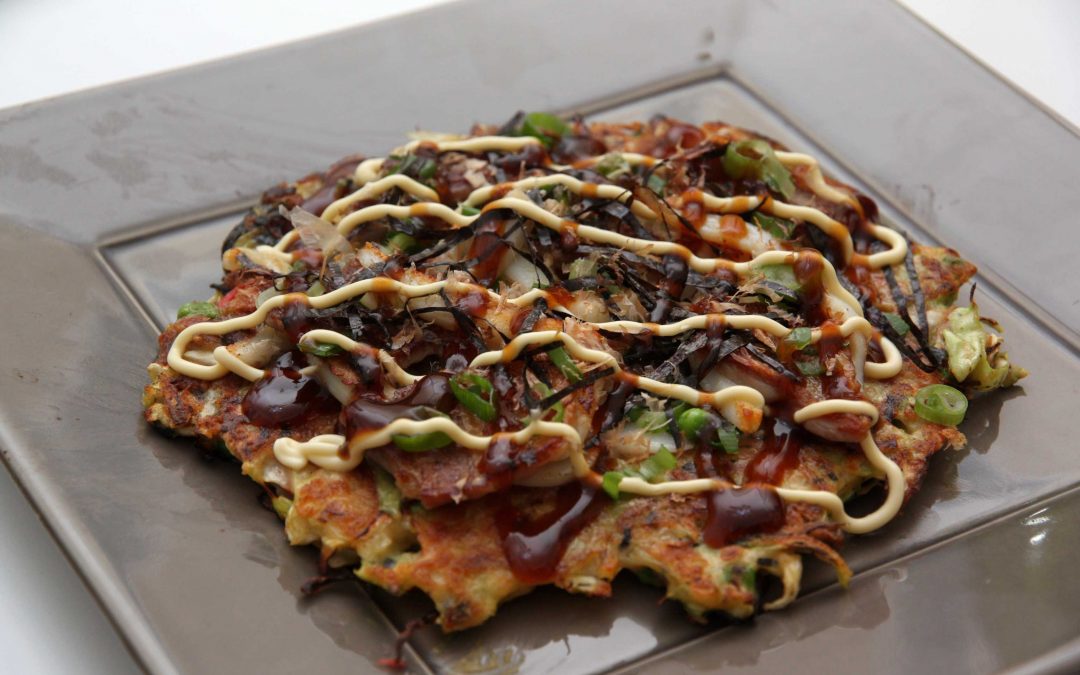 Okonomiyaki, la galette de chou aux mille saveurs